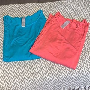 Bundle of women’s dolman sleeve tops.